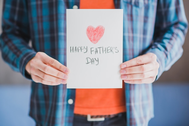 Free photo fathers day concept with father holding hand drawn card with heart