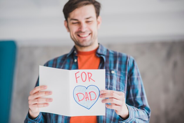 Free photo fathers day concept with father holding hand drawn card