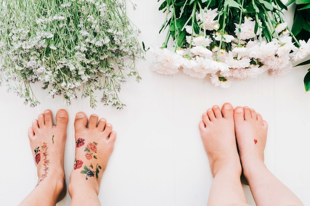 Free Photo feet of children near flowers