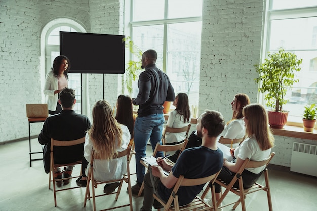 Free Photo female african-american speaker giving presentation in hall at university workshop