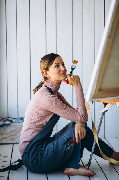 Free photo female artist painting in studio