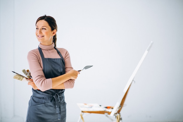 Free photo female artist painting in studio