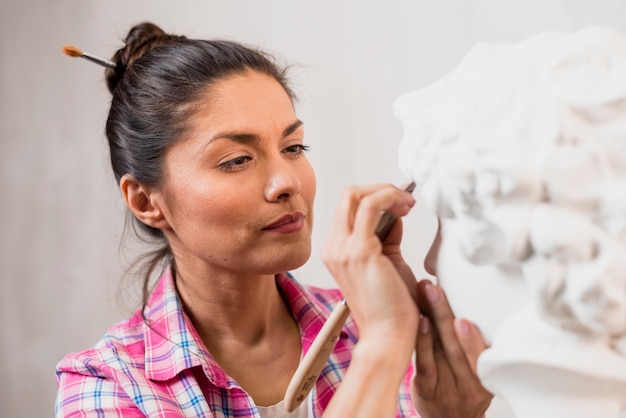 Free photo female artist and sculpture