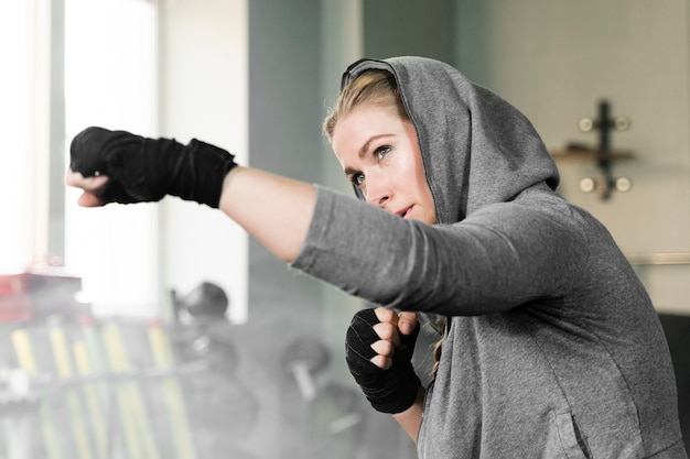 Free photo female boxer training alone for a new competition