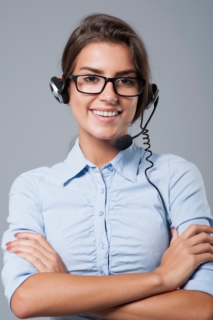 Free photo female call center agent posing with headphones with mic