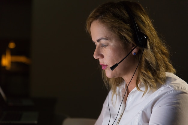 Free Photo female call center operator in dark office