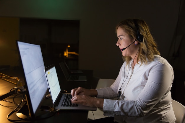 Free photo female call center operator in headset