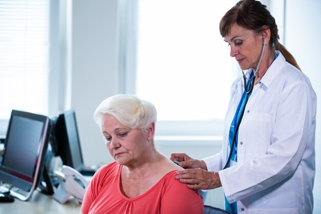 Free Photo female doctor examining a patient