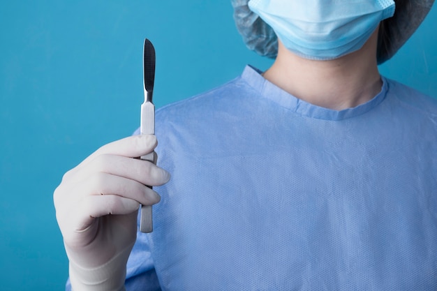 Free photo female doctor holding metallic medical scalpel