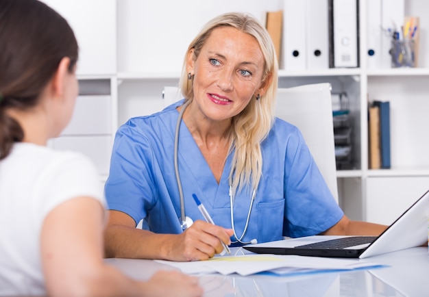 Free photo female doctor listening to patient complaints