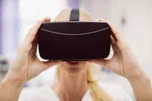 Free photo female doctor wearing virtual reality headset