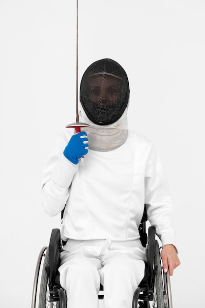 Female fencing player having a legs disability