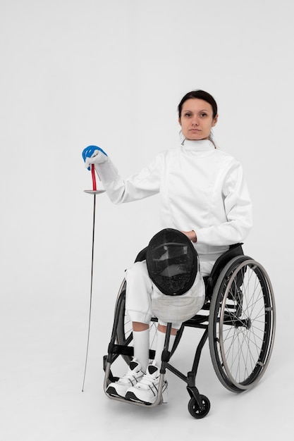 Female fencing player having a legs disability