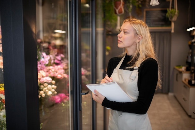 Free photo female florist holding a notebook