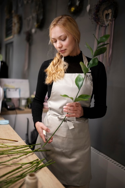 Free photo female florist making a bouquet