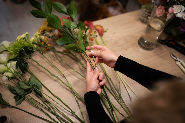 Free photo female florist making a bouquet