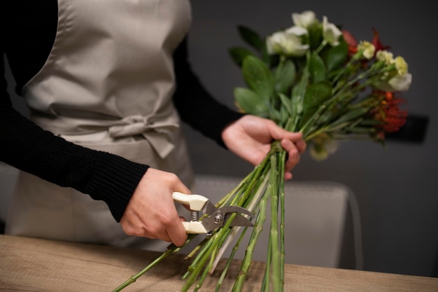 Free photo female florist making a bouquet