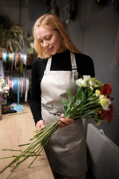 Free photo female florist making a bouquet