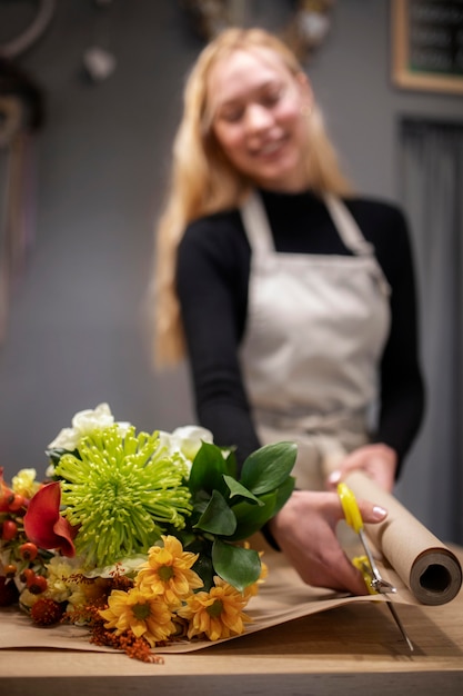 Free photo female florist making a bouquet