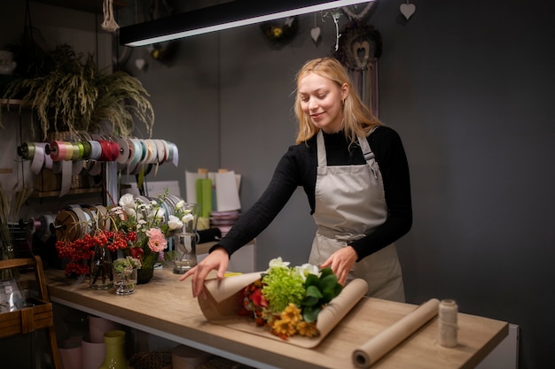 Free photo female florist making a bouquet