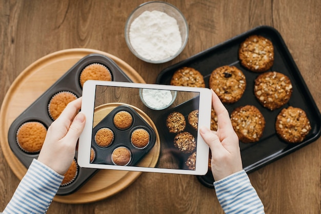 Free photo female food blogger streaming with tablet at home while cooking