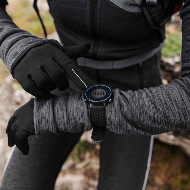 Free photo female jogger looking at the smartwatch