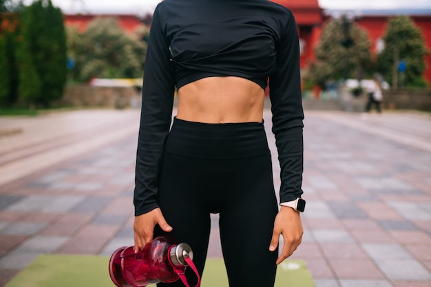 Free photo female lean fit torso closeup on the city street