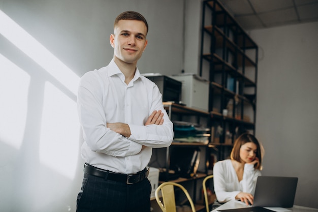 Free photo female and male collegues working in office