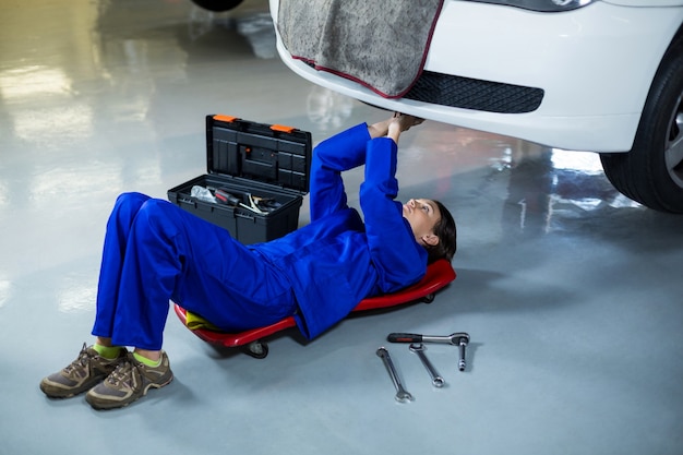 Free photo female mechanic repairing a car