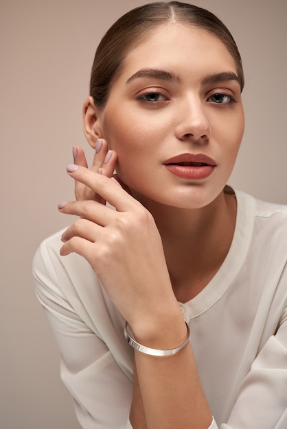 Female model demonstrating silber bracelet