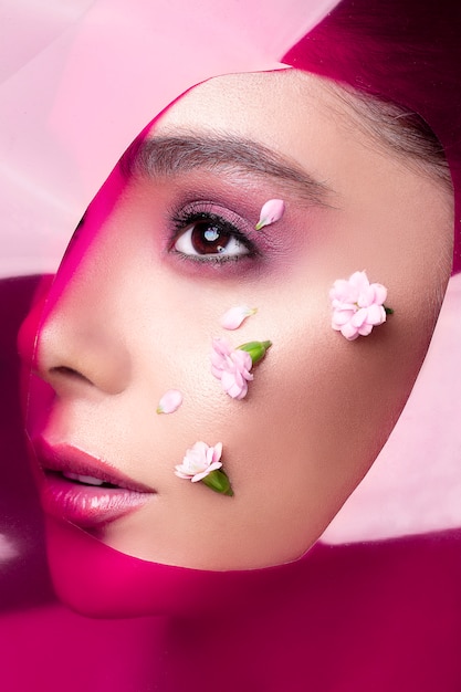 Free photo female model wearing pink lipgloss and eyeshadow