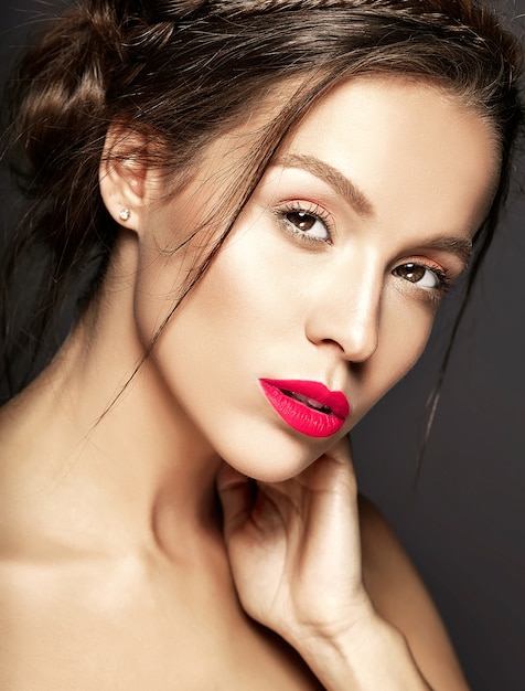 Free photo female model with fresh daily makeup with red lips