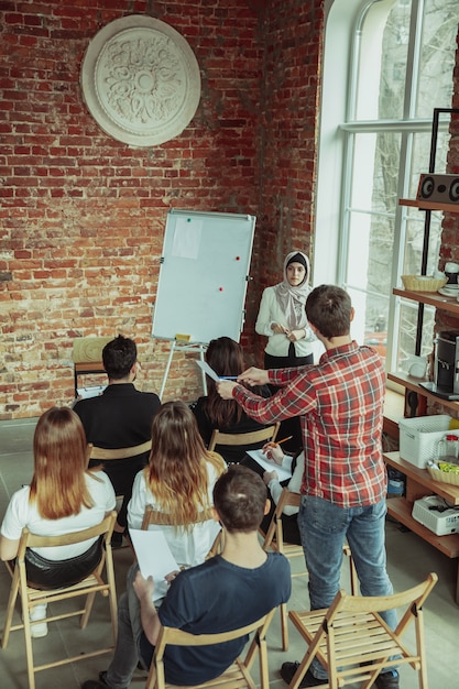 Free photo female muslim speaker giving presentation in hall at university workshop