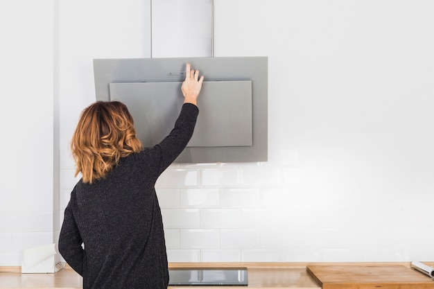 Free photo female opening kitchen hoods