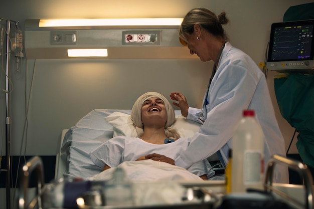 Free photo female patient and doctor talking a nice subject