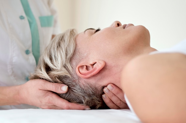 Free photo female patient undergoing physical therapy