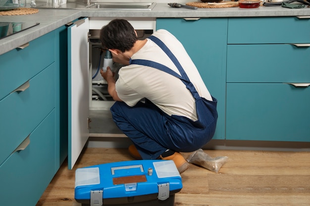 Free photo female plumber working to fix problems at client's house