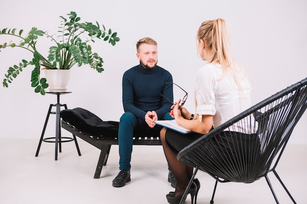 Free photo female psychologist therapy session with her client in the office