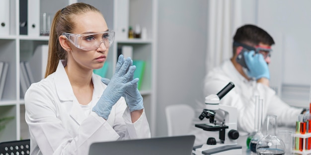 Free photo female researcher in the laboratory with safety glasses