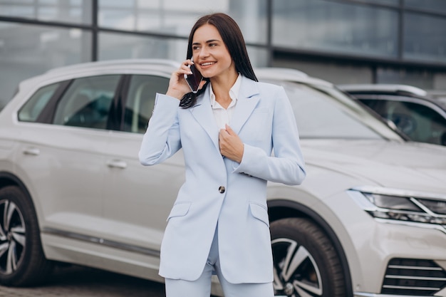 Free photo female salesperson in a car showroom