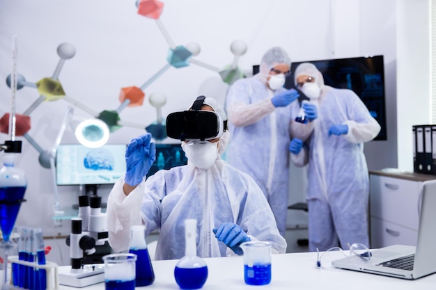 Free photo female scientist using virtual reality goggles simualtion for chemical experiment in modern research laboratory.