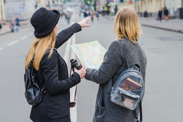 Free photo female tourists with map