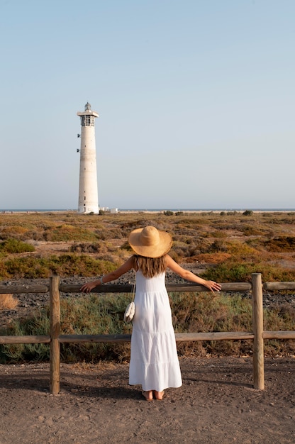 Free photo female traveler enjoying a her trip