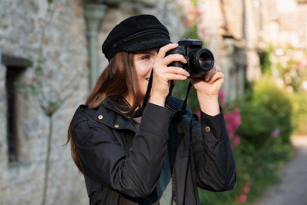 Free photo female traveler using a professional camera for new memories