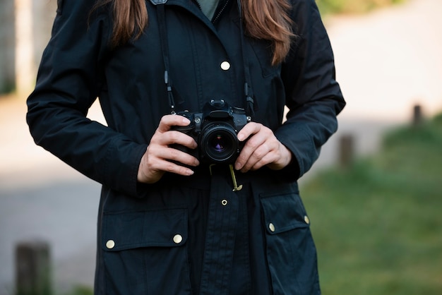 Free photo female traveler using a professional camera for new memories