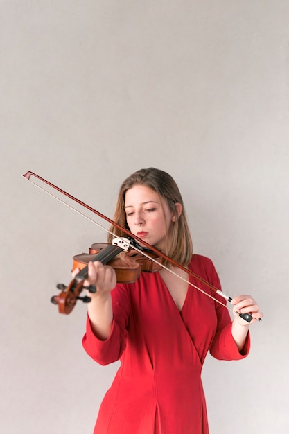 Free photo female violinist playing the violin