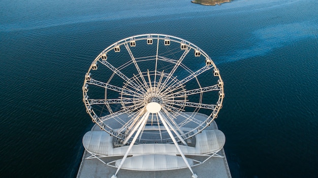 Free Photo ferris wheel view to the sea 1