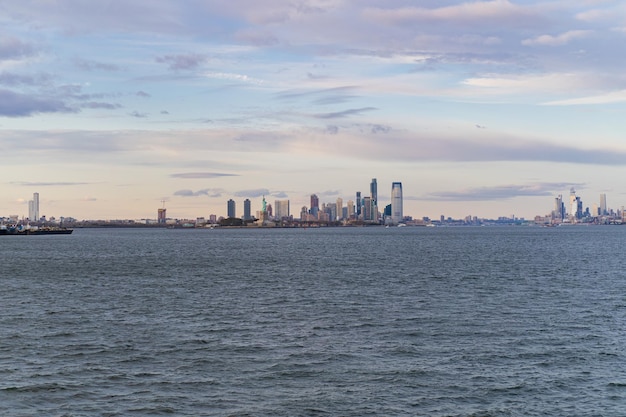 Free photo ferry to manhattan. view of manhattan from the water at sunset, new york, usa