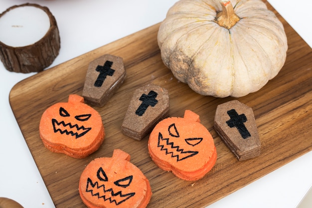 Free photo festive and cute halloween cookies