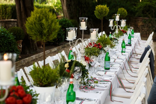 Free photo festive dinner table decorated in white and green tones